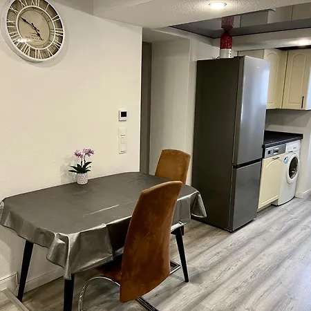 Linger House Apartment